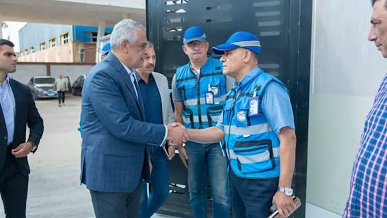 وزير الإنتاج الحربي يتفقد مصانع حلوان ويكافئ فنيًا متميزًا ويوجه برفع معدلات الإنتاج