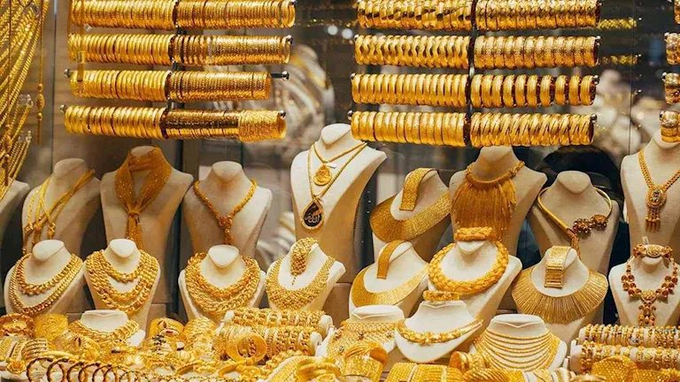كيف ضاع انخفاض أسعار الذهب عالميًا بسبب قفزة الدولار في مصر؟