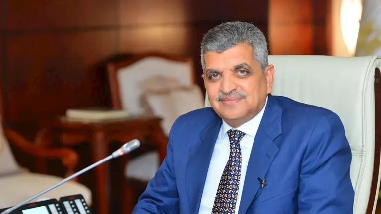 أسامة ربيع يكشف تفاصيل تدشين قاطرتين بقوة شد 90 طنًا