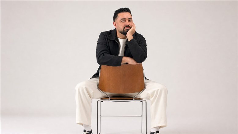 بعد غياب 15 عامًا عن الألبومات.. حاتم فهمي يعود بـ«عامل قلبان» وكليب «بعد غيابه»