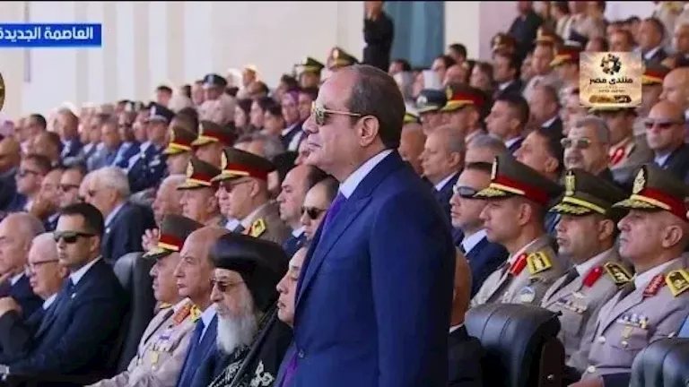 السيسي يمنح أوائل خريجي الأكاديمية العسكرية المصرية أنواط الامتياز