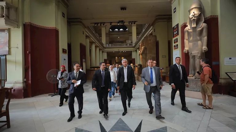 وزير السياحة والآثار يتفقد مستجدات أعمال تطوير المتحف المصري بالتحرير