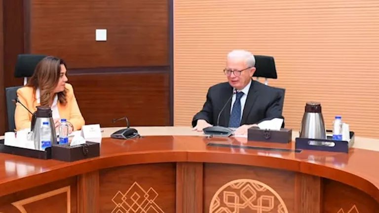 الحكومة تبحث إعادة هيكلة منظومة إدارة المخلفات والتوسع في شراكات القطاع الخاص