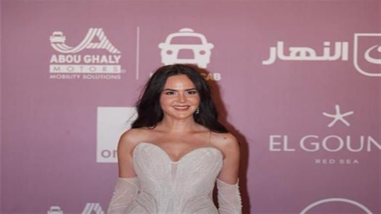 ركين سعد تتألق بالأبيض في مهرجان الجونة السينمائي بإطلالة تجمع بين البساطة والرقي