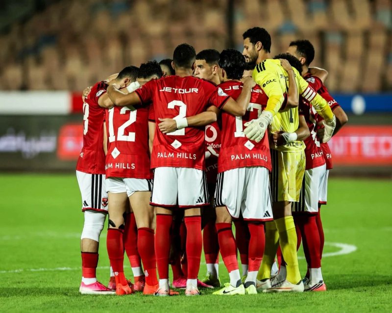 الأهلي يفتح باب الرحيل أمام نجمه.. مدحت شلبي يكشف