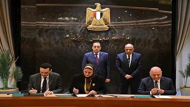 مدبولي يشهد توقيع 3 اتفاقيات لتمويل مشروع دندرة للطاقة الشمسية بـ650 مليون دولار
