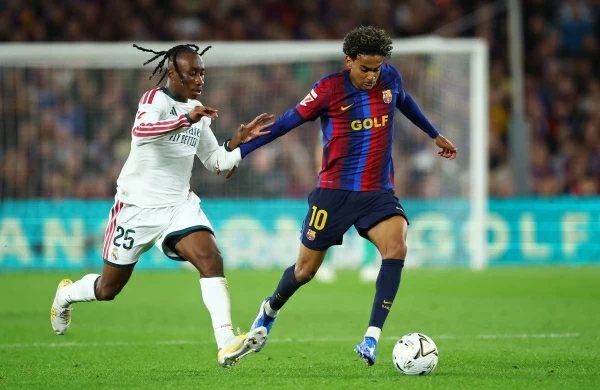 رابطة الدوري الإسباني ترصد 17 مخالفة في كلاسيكو برشلونة والريال