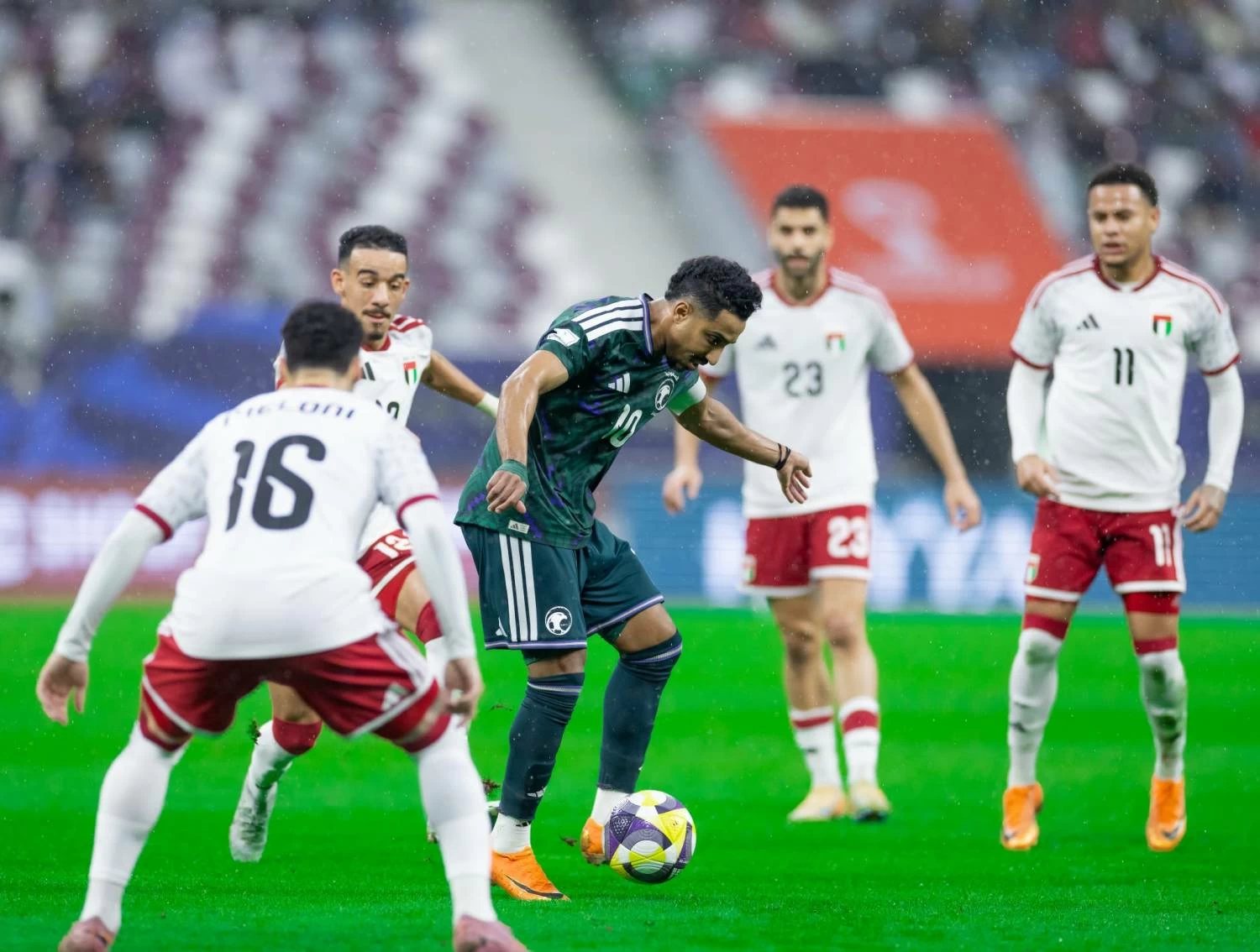 الإمارات تهدد مرمى السعودية مبكرا.. والأخضر يرد بثنائية (فيديو)