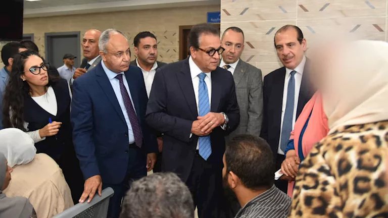 وزير الصحة يجري جولة مفاجئة بمستشفى المدينة بالعبور ويوجه بإعادة توزيع الصيادلة