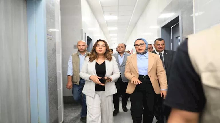 منال عوض ومحافظ الوادي الجديد تتفقدان وحدة طب الأسرة بقرية النهضة
