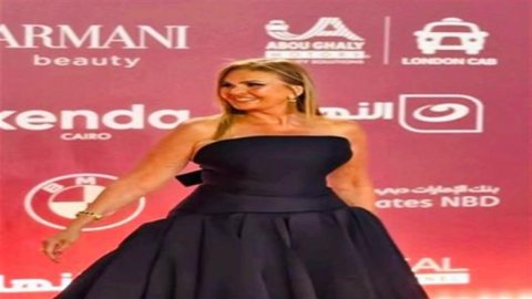يسرا بإطلالة سوداء لافتة في الجونة.. فستان بتصميم غير تقليدي وشعر أشقر منسدل