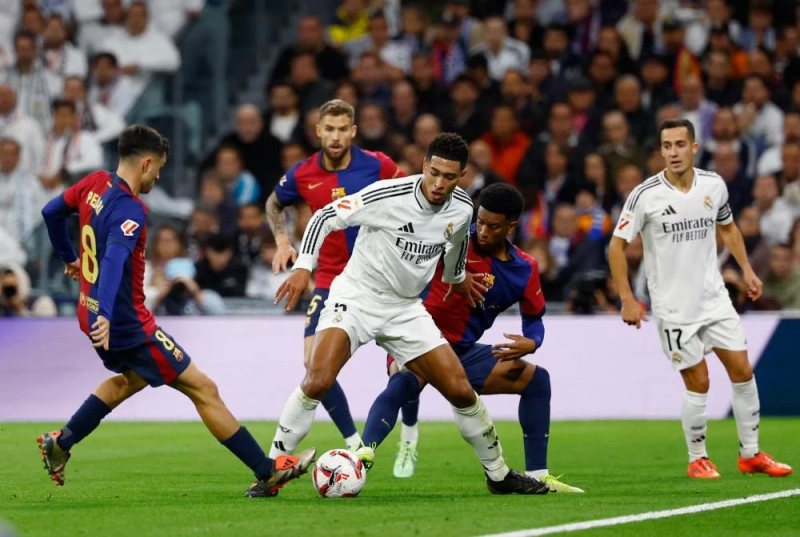 تقارير تكشف حكم مباراة ريال مدريد وبرشلونة في الكلاسيكو