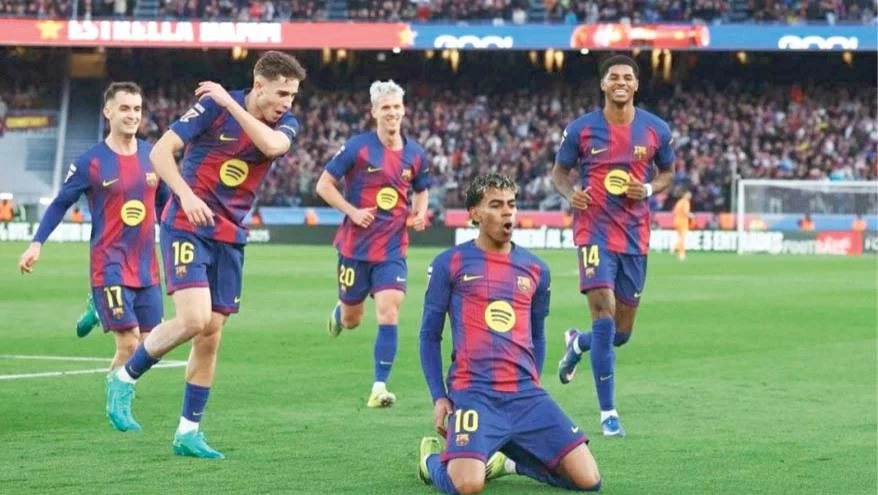 رد فعل يامال وقت تسلم هاري كين جائزة الكرة الذهبية (صورة)