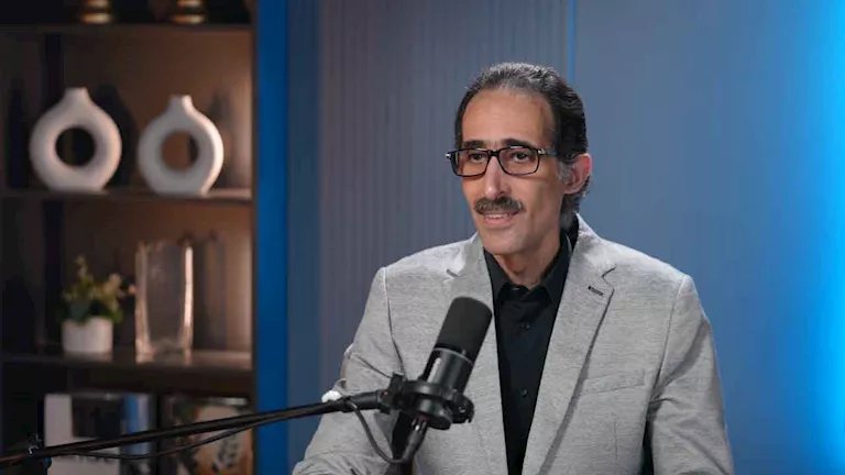 مجدي الجلاد يعلق على واقعة عبور طلاب إلى مدارسهم بقارب صغير بالدقهلية