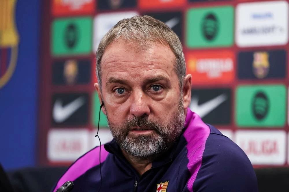 قبل مباراة برشلونة وريال مدريد.. فليك يحذر لاعبيه برسائل قوية