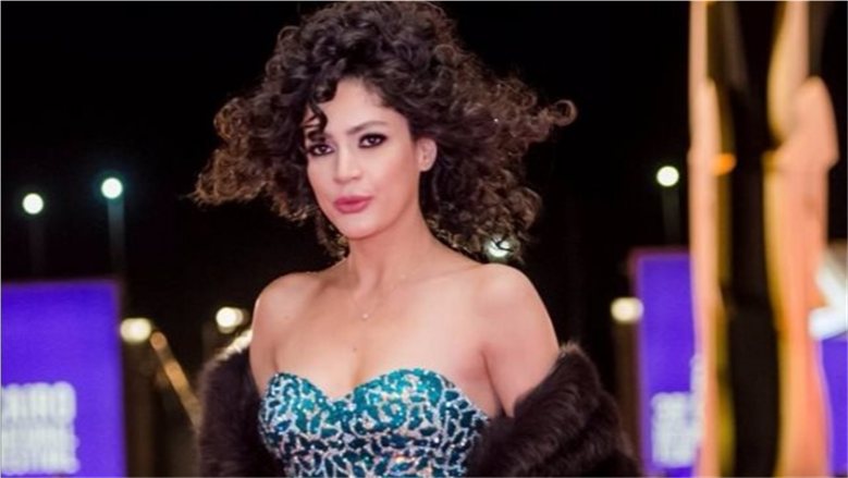 بروح الحضارة المصرية.. ندى موسى تخطف الأنظار بإطلالة كلاسيكية أنيقة في باريس