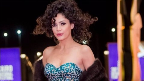 بروح الحضارة المصرية.. ندى موسى تخطف الأنظار بإطلالة كلاسيكية أنيقة في باريس