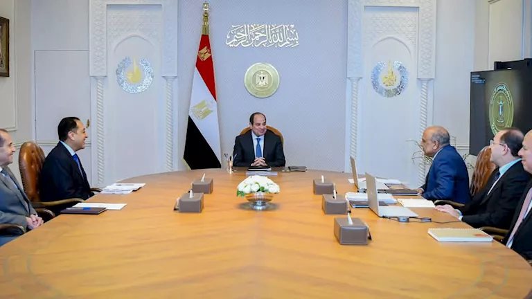 السيسي يوجه بتوطين صناعات الرمال السوداء وخفض مديونية أجهزة الموازنة