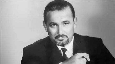 رحلة عز الدين ذو الفقار.. من ضابط في الجيش إلى أشهر مخرجي السينما