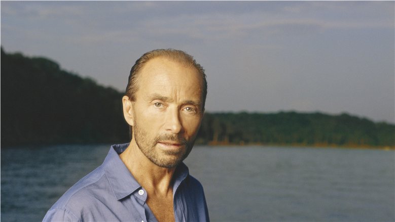 لي جرينوود.. قصة طفل نشأ في مزرعة وأصبح صاحب أشهر الأغاني الوطنية الأمريكية