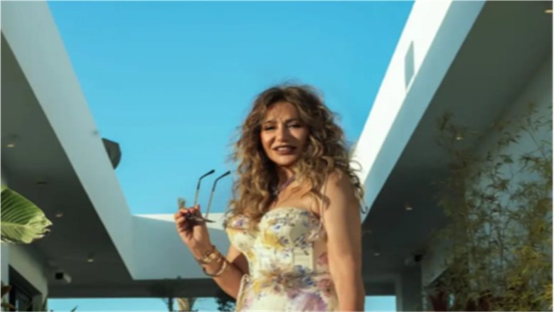 ليلى علوي تودع موسم الصيف بإطلالة شبابية مبهجة